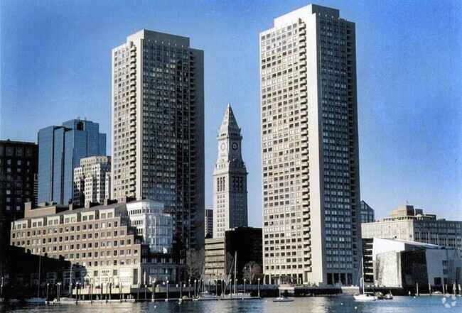 Building Photo - 85 E India Row Unit 25D Rental