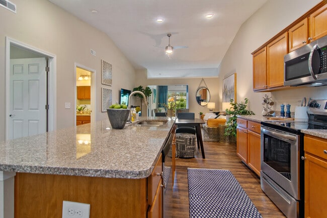 Cocina, cena y entretén en una cocina con despensa completa - Redwood Noblesville Webster Drive