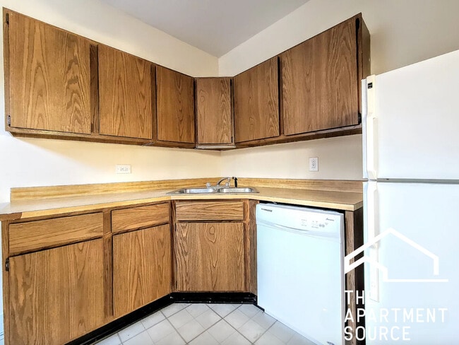 Building Photo - 3523 N Racine Ave Unit E3 Rental