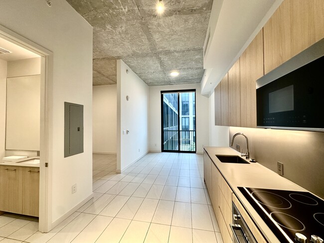Building Photo - 142 NW 31st St Unit S2