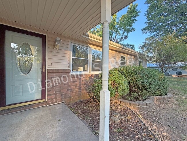 Photo - Spacious 3 Bedroom Home in South Springfield!