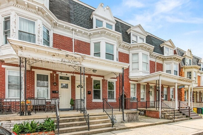 Spacious 5 Bedroom Home w/ Balcony, Porch & Yard Space! - Spacious 5 Bedroom Home w/ Balcony, Porch & Yard Space!