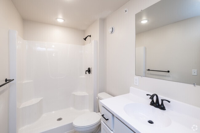 2BR, 2BA - 963SF - Primary Bathroom