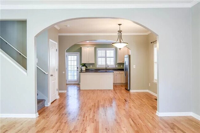 Photo - 587 Delbridge St NW