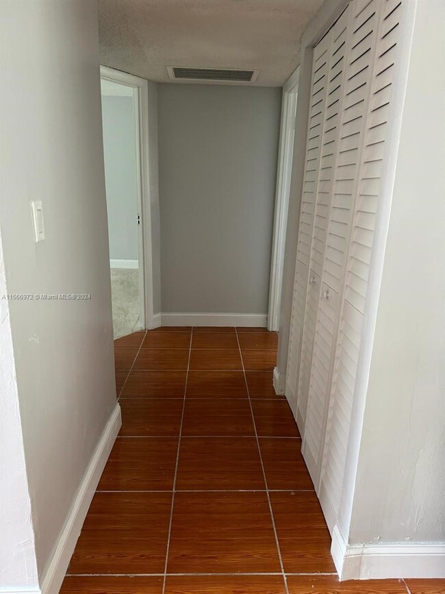 Building Photo - 5000 NW 36th St Unit 402 Rental