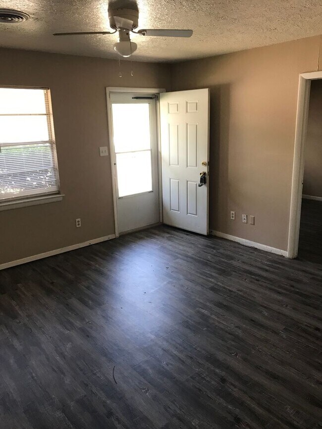 Photo - 310-314 E Lindsey St Unidad 310 Lindsey