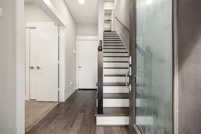 Photo - 707 Schwartz St