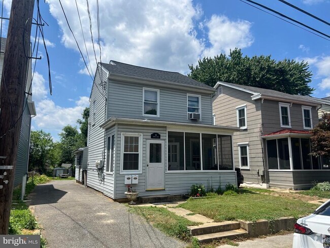 Building Photo - 15 Brewer Ave Rental