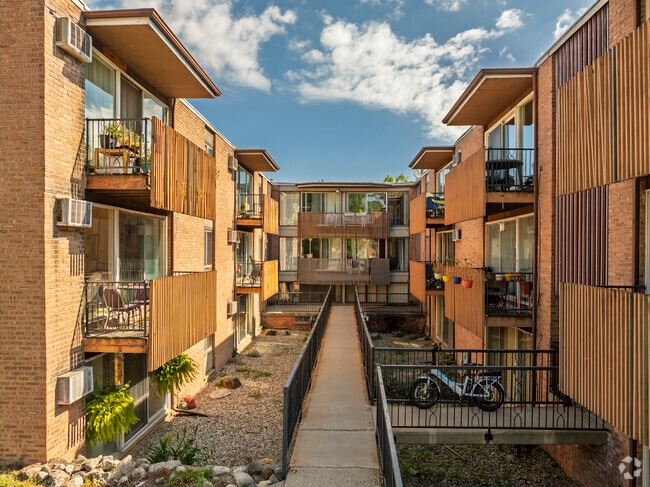 Photo - 813 S Main St