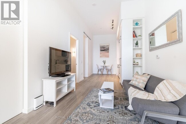 Photo - 148 Wellesley St E