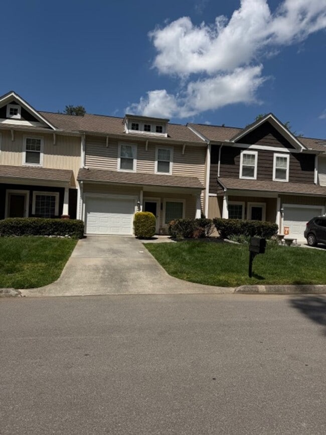 Building Photo - Knoxville Lovell Road Area 3 Bedroom 2.5 Bath with Garage Lawn Maintenance and Trash Pick up incl...