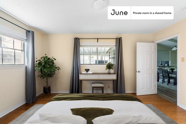 Building Photo - Private bedroom in 4 bed/3 bath Home