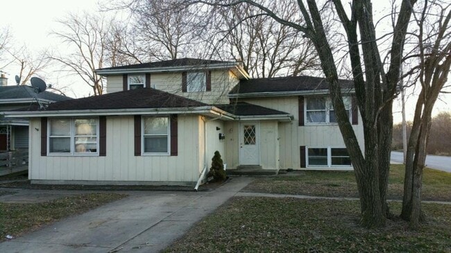 Building Photo - 2604 40th Pl Unit Apt. B