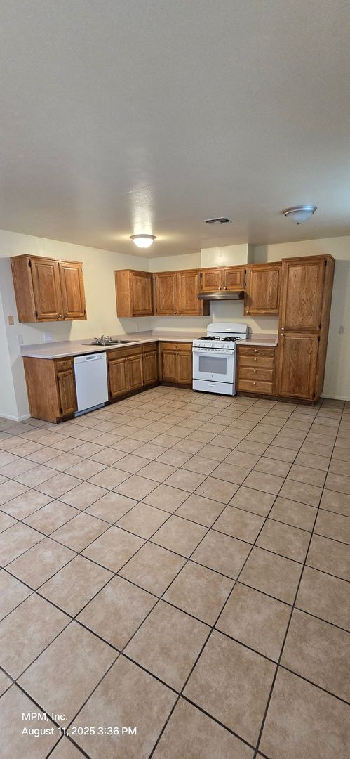 Building Photo - 722 Olive St Unit B Rental