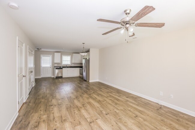 Photo - 140 Rowan St