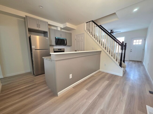 Building Photo - Fully Renovated 2 Bedroom 1 bath Rental