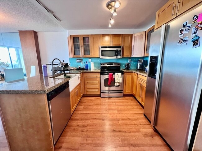 Building Photo - 600 NE 36th St Unit 309