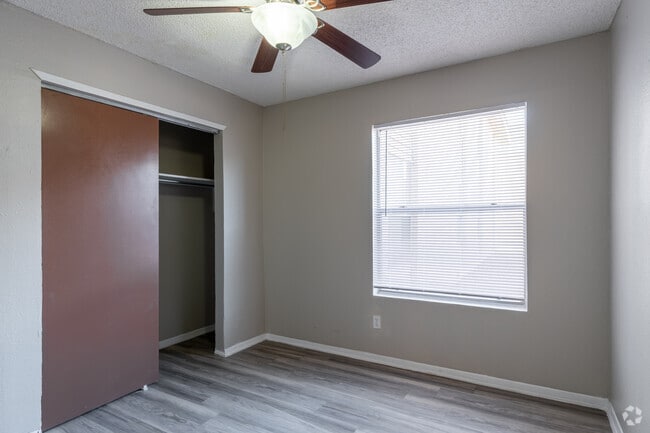 3BR, 2BA y 1000SF, tercer dormitorio - Valley Place Apartments