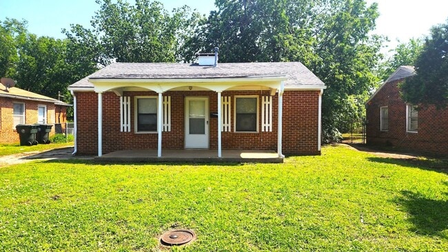 Building Photo - 2 Bed 1 Bath 1 Car Detached Garage in Chesser Addn Midwest City