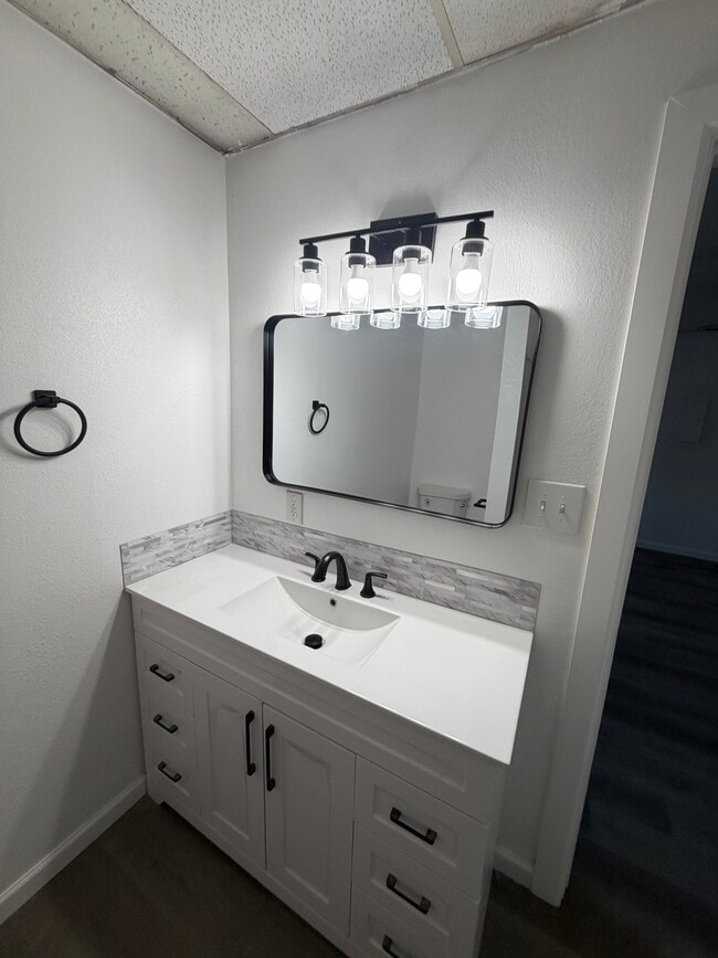 Building Photo - 718 N 18th St Unit 1