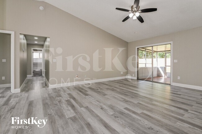 Photo - 810 Aries Rd W