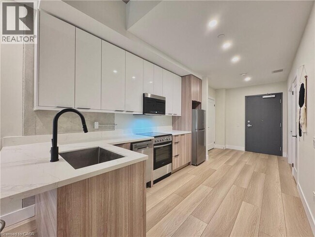 Photo - 169 James St S Unité 401