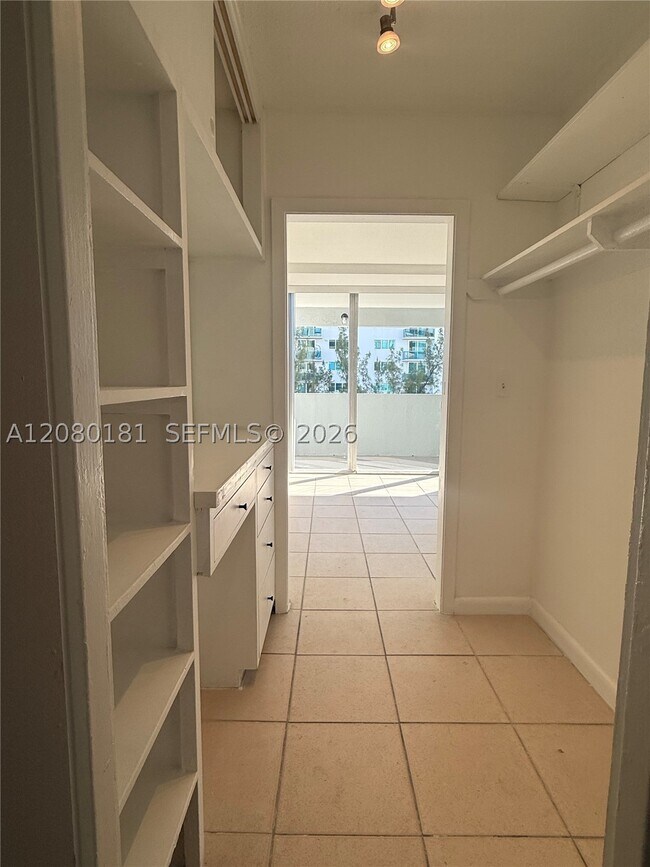 Building Photo - 7545 E Treasure Dr Unit 4I