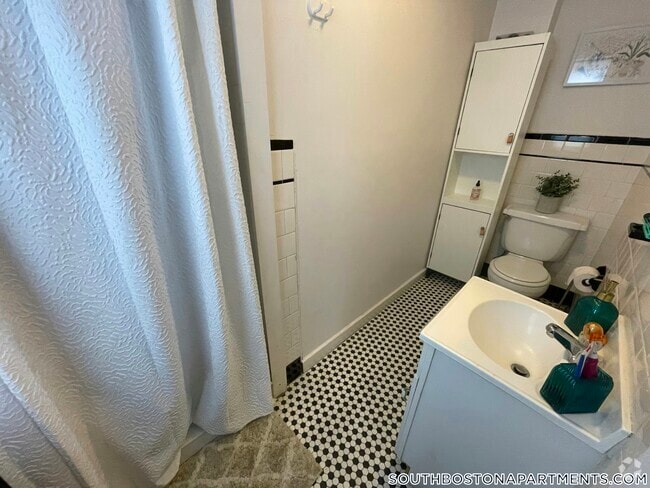 Building Photo - 381 Dorchester St Unit 2B Rental