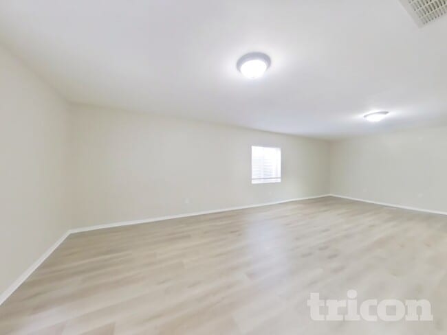 Photo - 565 Winebrook Way