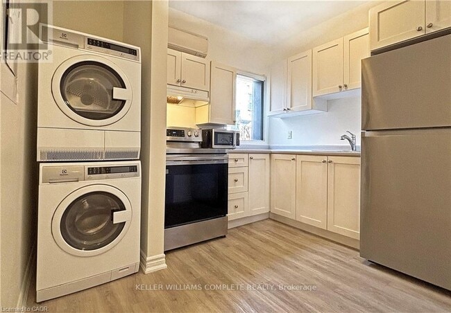 Photo - 2 Wentworth St S