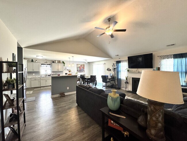 Photo - Beautiful home! Convenient to the city with all shopping!