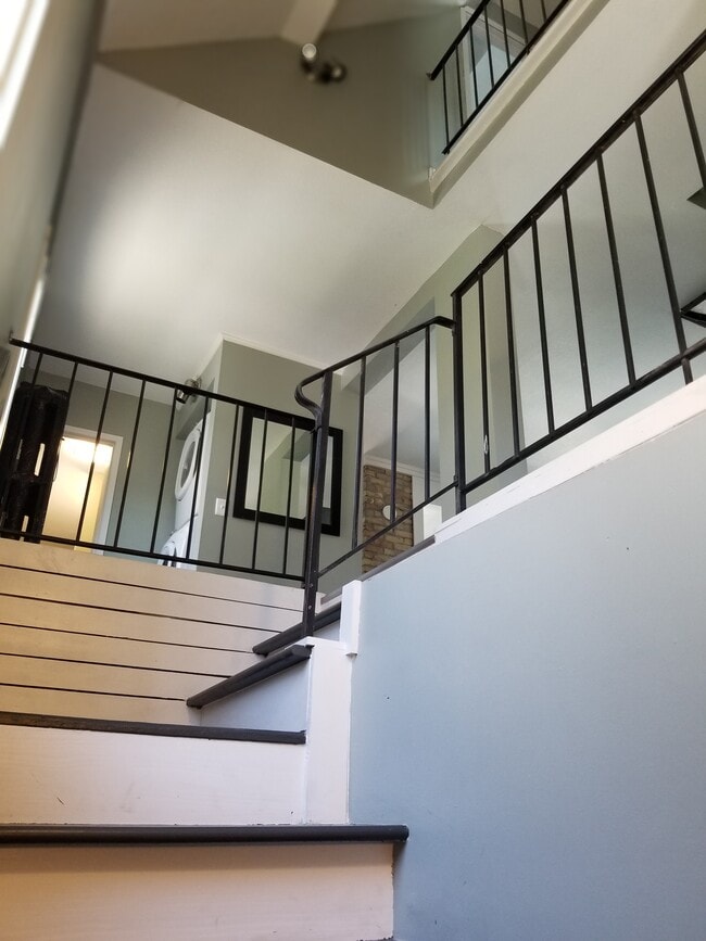 Building Photo - 1208 W 28th St Unit Duplex Rental