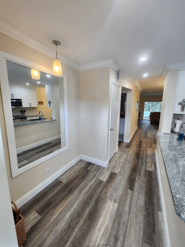 Building Photo - 2360 SW 22nd Ave Unit 411 Rental
