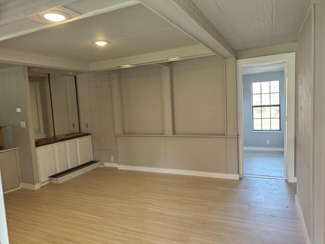 307 W Gentry St