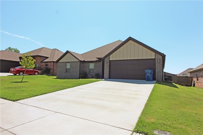 Building Photo - 902 SW Caprington St