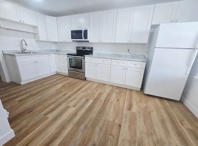 Building Photo - Lily Apartments Unit A