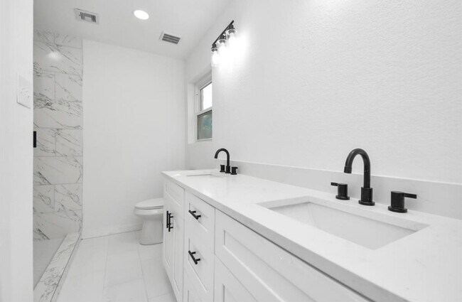 Photo - 1911 Long Barrel Ln