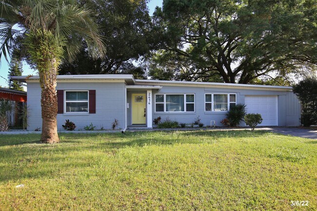Beautifully Renovated 2/1 Ranch-Style Home - House Rental in 