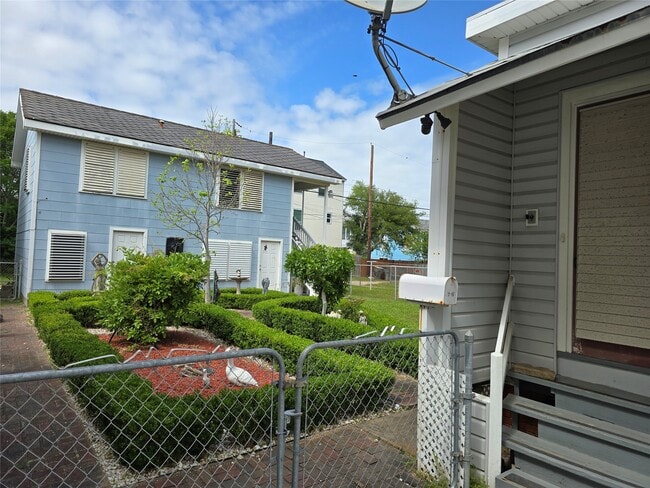 Photo - 916 Avenue H