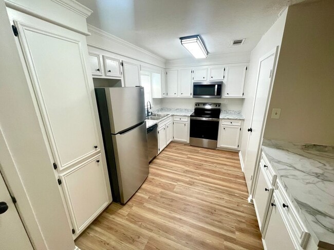 Photo - 1 Bedroom/1 Bath Duplex Unit Available for Rent in Brandon!