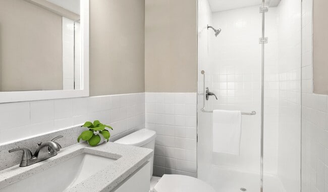 Puerta de ducha con mampara de cristal en su baño