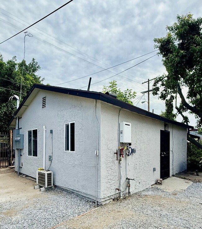 Building Photo - 2 Bedrooms /1 Bath ADU AVAILABLE NOW!