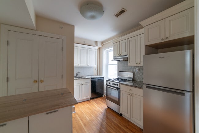 Kitchen - 988 N 5th St Unit 4