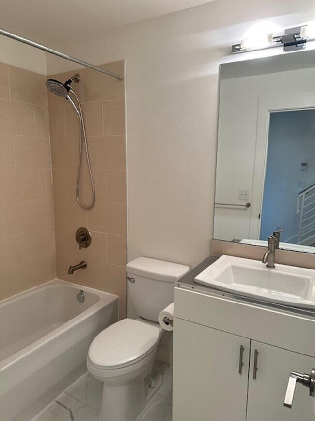 Photo - Spacious 2 bed 2.5 bath home in West Seattle