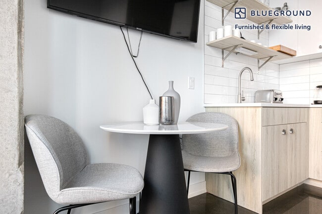 Photo - 108 W Chicago Ave Unidad FL8-ID365