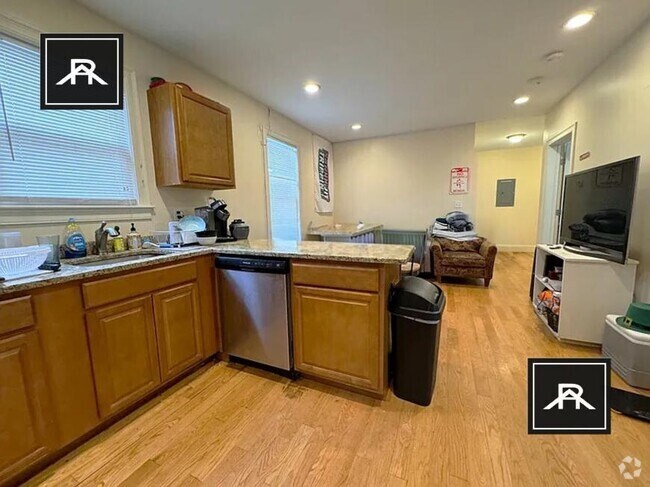 Building Photo - 4 bedroom in Allston MA 02134 Unit 1 Rental