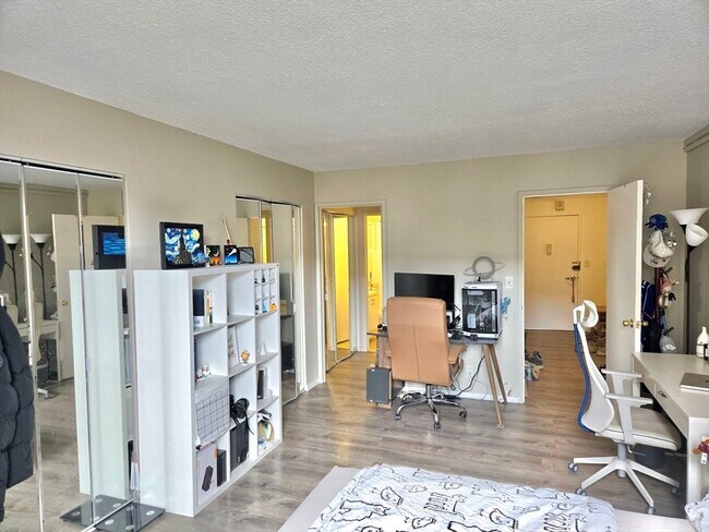 Building Photo - 99 Pond Ave Unit 505