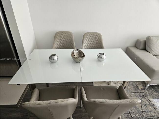 Photo - 121 NE 34th St Unidad 2511