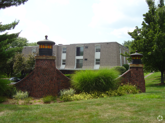 Building Photo - 1196 Middle Turnpike W Rental