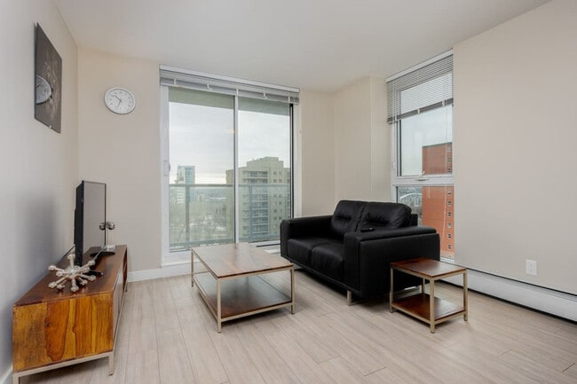 Building Photo - 9733-9111 111 St NW